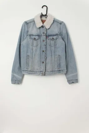 Women’s Levis denim sherpa trucker jacket in light blue with white collar – Small