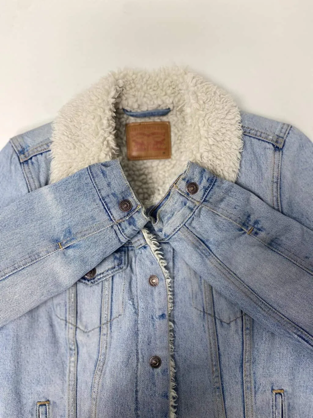 Women’s Levis denim sherpa trucker jacket in light blue with white collar – Small