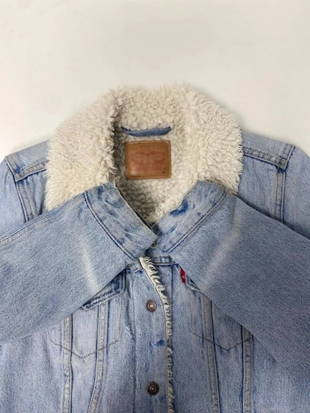 Women’s Levis denim sherpa trucker jacket in light blue with white collar – Small